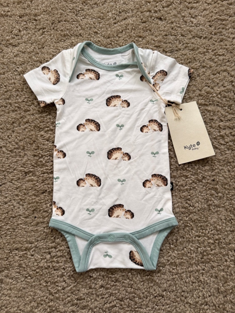 Kyte Baby White & Sage Hedgehog Print Short Sleeve One-Piece Bodysuit 0-3m
